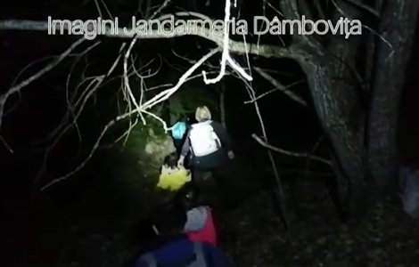 Jandarmii din Dâmboviţa au salvat o familie cu trei copii rătăcită pe munte
