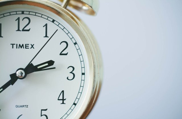 S&acirc;mbătă noapte se dă ora &icirc;napoi! Rom&acirc;nia revine la Timpul Legal Rom&acirc;n (UTC+2 h)