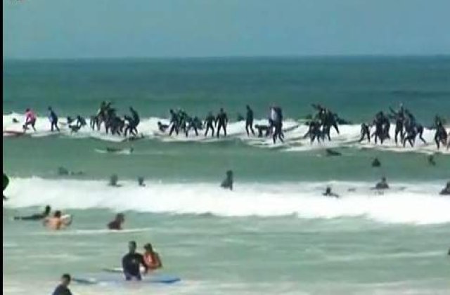 [VIDEO] Cartea Recordurilor: 125 de oameni pe acelasi val