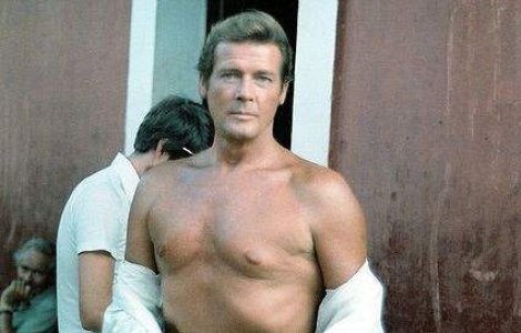 Roger Moore militeaza contra fabricarii pateului de pasare
