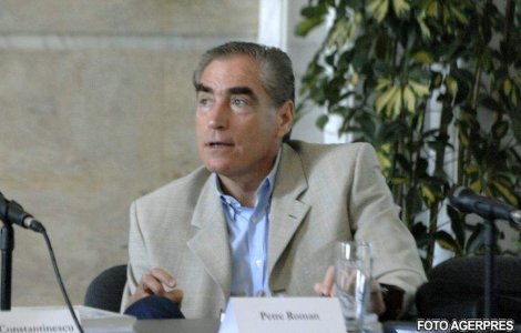 Petre Roman a devenit tatic de baiat