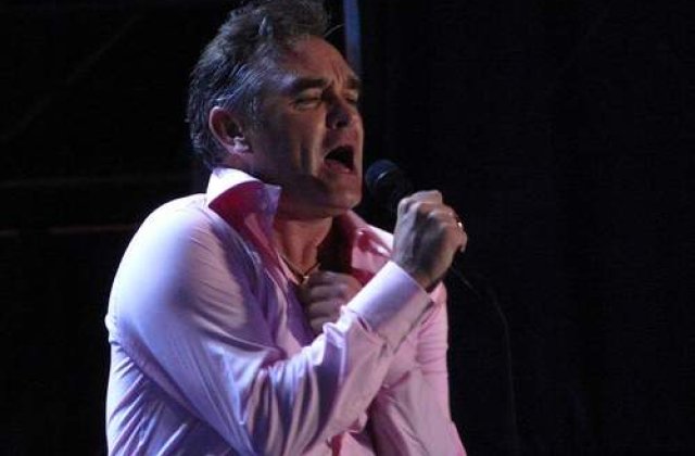 Morrissey si-a intrerupt concertul de la Liverpool dupa ce a fost lovit in cap cu o sticla