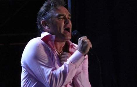 Morrissey si-a intrerupt concertul de la Liverpool dupa ce a fost lovit in cap cu o sticla