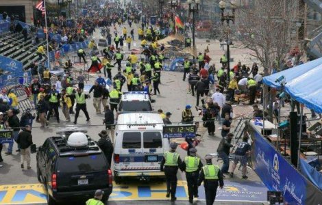 Anchetatorii incearca sa identifice 2 suspecti in atacurile din Boston