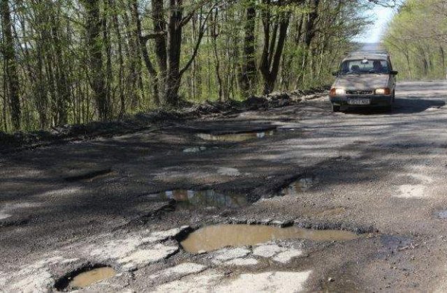 240 mil. euro pentru astuparea gropilor din asfalt. Vom vedea si rezultate?