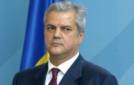 Adrian Nastase, primit cu aplauze la congresul PSD