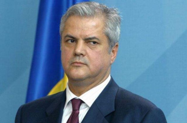 Adrian Nastase, primit cu aplauze la congresul PSD