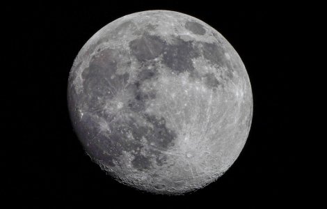 NASA a descoperit pentru prima dată apă pe fața vizibilă a Lunii