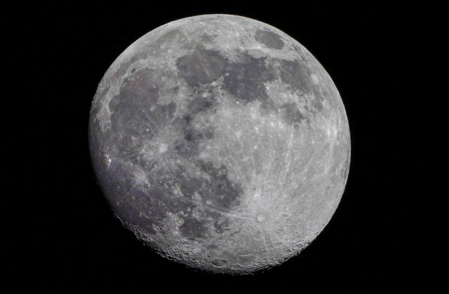 NASA, descoperire ISTORICĂ: pentru prima dată a găsit apă pe fața vizibilă a Lunii