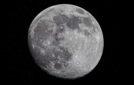 NASA a descoperit pentru prima dată apă pe fața vizibilă a Lunii