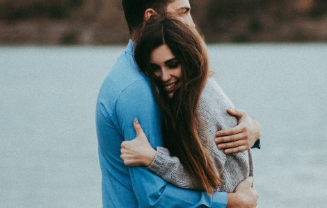  Top  Îmbrățișarea, cel mai bun leac terapeutic: 7 beneficii ale îmbrățișărilor pentru sănătatea fizică și psihică