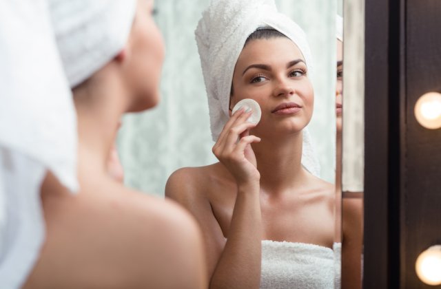 Păstrează-ți frumusețea tenului: demachiere în 5 pași simpli