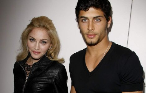 Madonna se duce sa-si cunoasca socrii