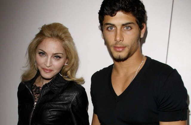 Madonna se duce sa-si cunoasca socrii