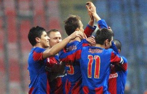 Steaua &#39;ataca&#39; primul loc in clasament