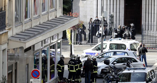Franța: Trei morți, printre care o femeie decapitată, într-un atac cu cuțitul