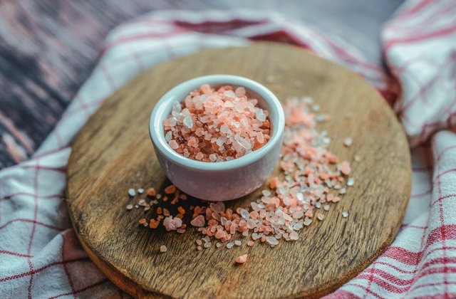 Te îngrași și poți avea probleme cu inima: 4 efecte negative ale renunțării complete la sare