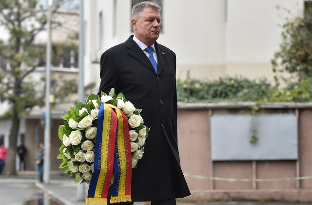 Preşedintele Klaus Iohannis a depus o coroană de flori &icirc;n memoria victimelor de la Colectiv