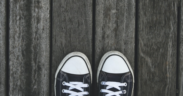 4 modele de pantofi sport pe care le poți purta la birou