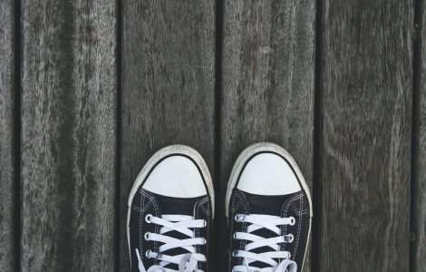 4 modele de pantofi sport pe care le poți purta la birou