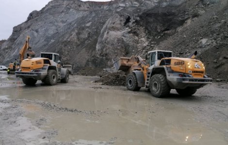 Șoferul unui utilaj, prins sub bolovani la o carieră de piatră din Huedin, Județul Cluj