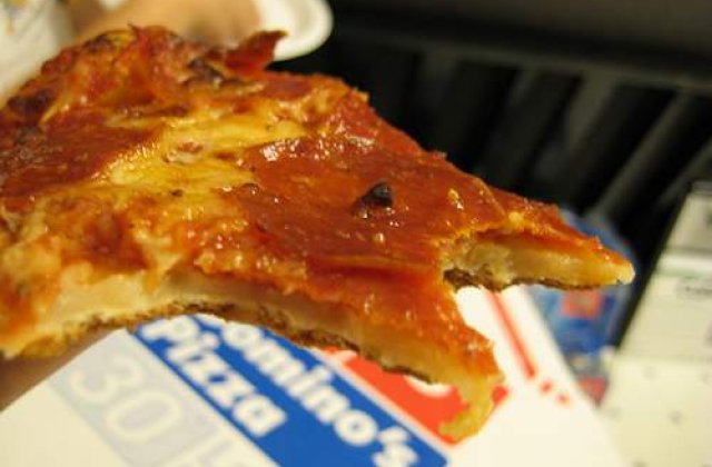 Pizza expirata, data ca pomana electorala de PSD Timis