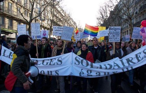 Franta a legalizat casatoriile intre homosexuali