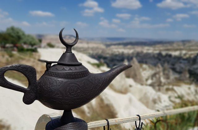 Un doctor a fost păcălit de o lampă „fermecată”. Câți bani valora aceasta