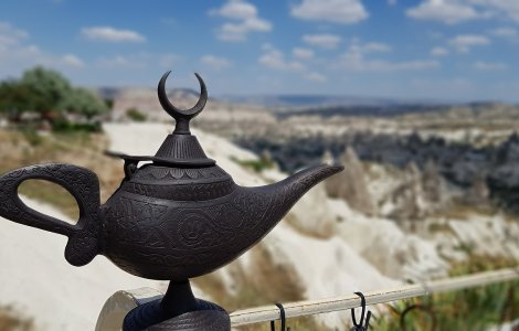 Un doctor a fost păcălit de o lampă „fermecată”. Câți bani valora aceasta