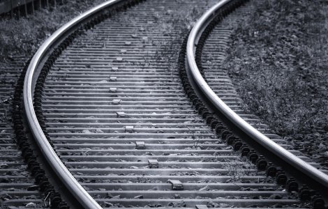 FOTO Un tren a rămas suspendat în sculptura unei cozi de balenă!