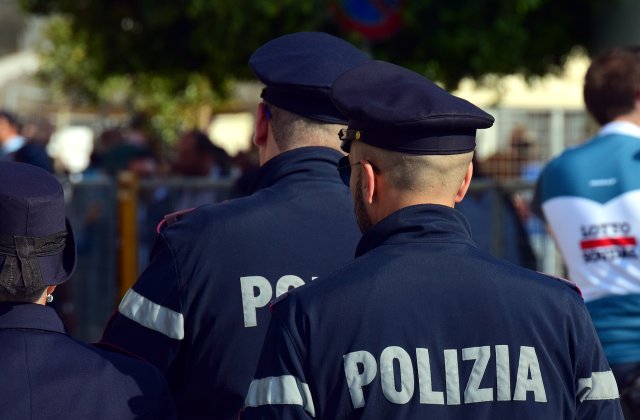 Poliția din Milano caută un grup de infractori care au jefuit o bancă și au fugit prin sistemul de canalizare