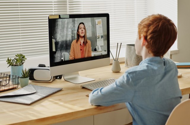 Un sondaj recent arată că 2/3 din profesori au nevoie de pregătire pentru a preda online
