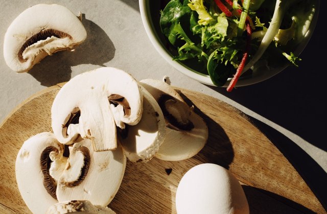 Vitamina D ar putea preveni infectarea cu COVID-19. Ce alimente conțin vitamina D