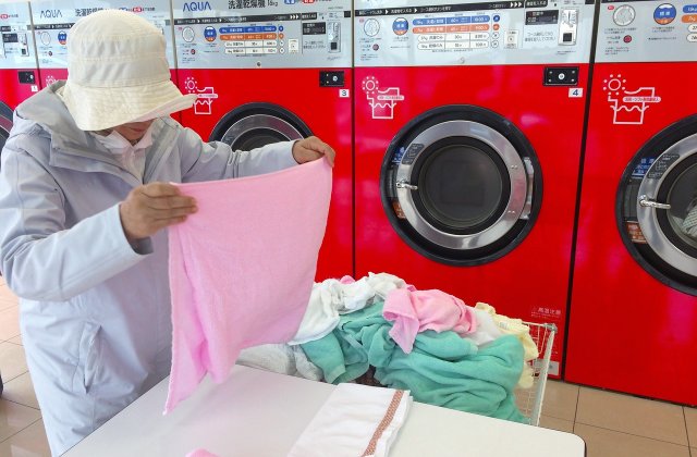 Curățare profesională a hainelor: 5 secrete preluate de la angajații hotelurilor de 5 stele