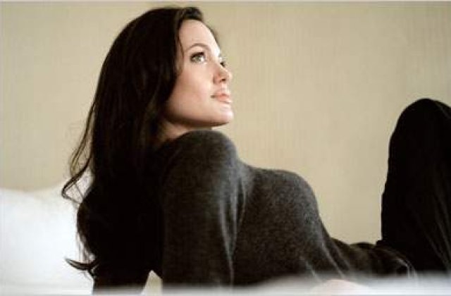 Angelina Jolie vrea sa mai adopte un copil