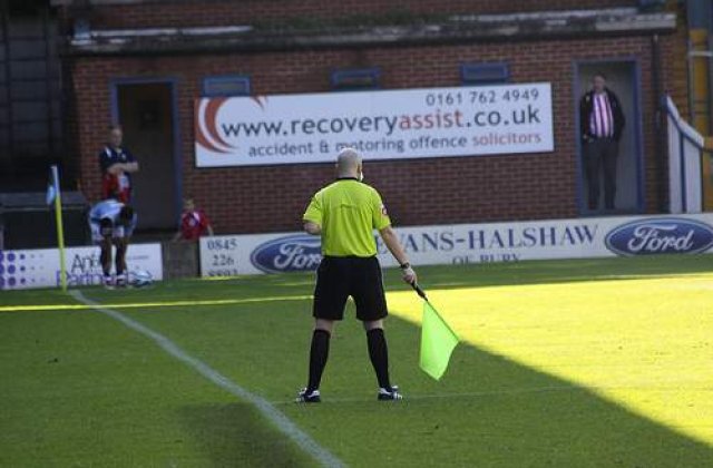 UEFA sprijina experimentul cu brigazile formate din cinci arbitri