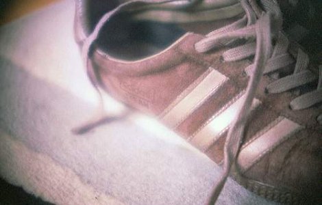 Adidas: Tenisi pentru saraci, made in Bangladesh