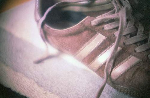 Adidas: Tenisi pentru saraci, made in Bangladesh