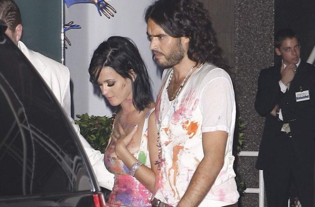 Katy Perry face sex in loc sa apara la TV