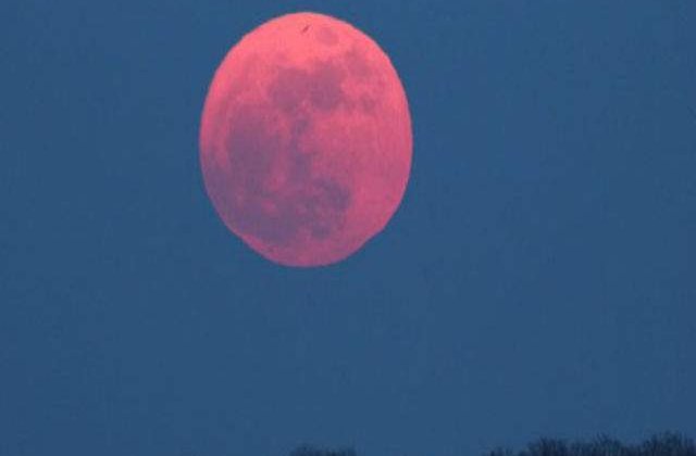 Spectacol inedit pe cer: Joi noapte are loc fenomenul de "Luna roz"