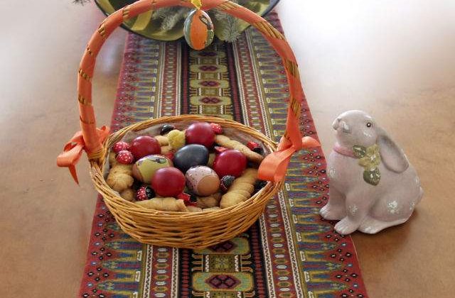 Studiu: Cei mai multi romani vor petrece Pastele acasa