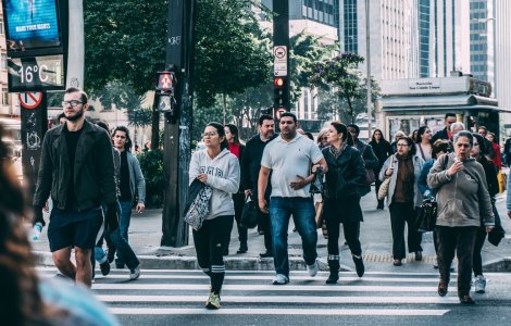 Poezii pe asfalt pentru pietonii din Timișoara în timp ce așteaptă la semafor