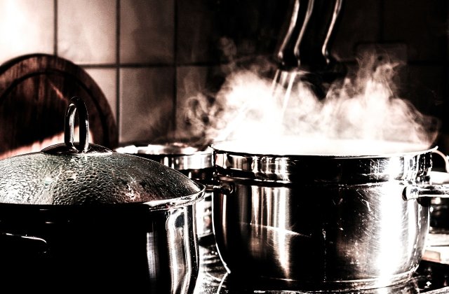 Ai grijă în ce gătești! 4 tipuri de vase toxice pe care trebuie să le eviți