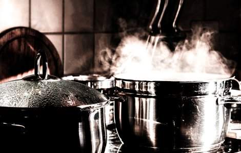  Top  Ai grijă în ce gătești! 4 tipuri de vase toxice pe care trebuie să le eviți