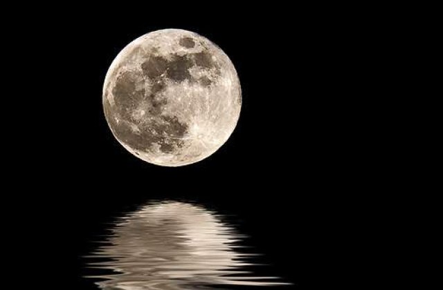 Cantitati importante de apa descoperite pe Luna