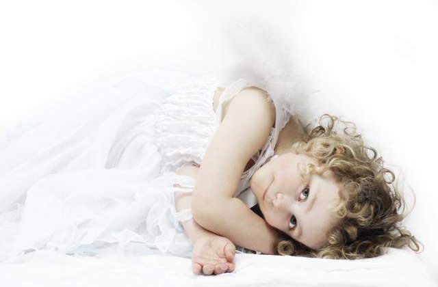 Fetita care se transforma intr-un cristal