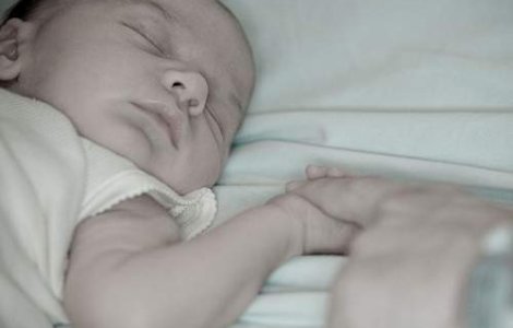 Bebelus uitat de asistenta in incubator