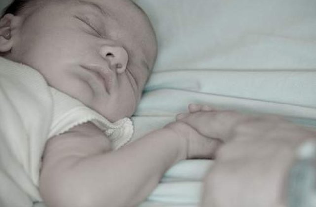 Bebelus uitat de asistenta in incubator