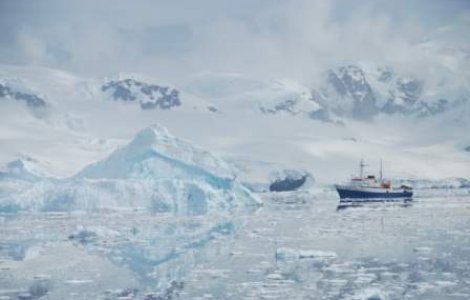 Un vas cu peste 100 de pasageri la bord, blocat in Antarctica