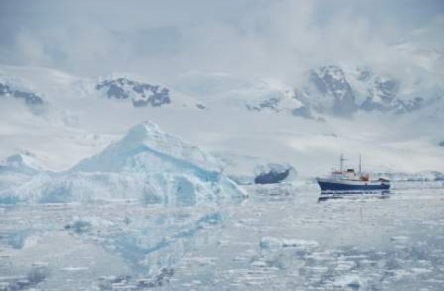 Un vas cu peste 100 de pasageri la bord, blocat in Antarctica